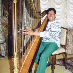 Campeón mundial de snooker Joe Johnson posa tocando una arpa. 28 de mayo de 1986. Campeón mundial de snooker Joe Johnson posa tocando una arpa. 28 de mayo de 1986.
