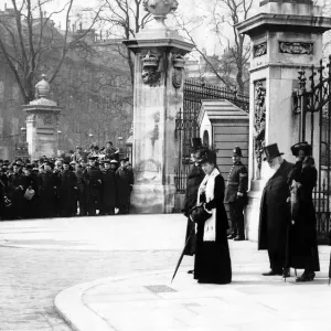 World War One - Queen Alexandra stands outside the gates of Buckingham Palace to receive World War One - Queen Alexandra stands outside the gates of Buckingham Palace to receive