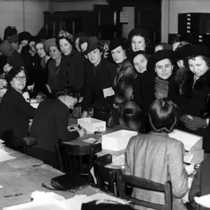 La Deuxième Guerre mondiale - Seconde Guerre mondiale - Scènes animées à l'office de contrôle des denrées alimentaires de Newcastle.