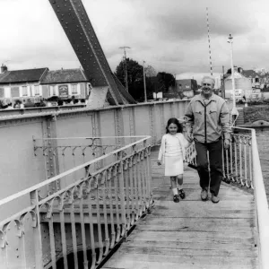 La Deuxième Guerre mondiale - Seconde Guerre mondiale - Joe Carr, de West Moor avec sa petite-fille.