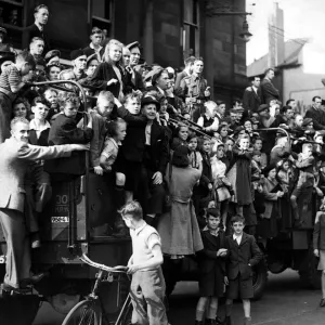 World War two victory parade - Geordie sightseers crowd aboard lorries to get a good view World War two victory parade - Geordie sightseers crowd aboard lorries to get a good view