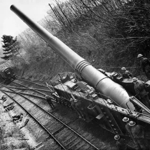 One of the worlds biggest guns, a super-heavy railway mounting gun One of the worlds biggest guns, a super-heavy railway mounting gun