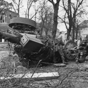 A wrecked German field gun provide a good firing point for troops of the 53rd Welsh A wrecked German field gun provide a good firing point for troops of the 53rd Welsh