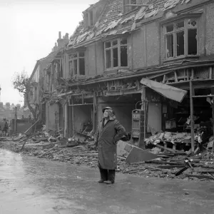 Dommages de l'aviation pendant la Seconde Guerre mondiale Dommages dus à une rafle aérienne à Bridlington Un pompier se tient debout. Dommages de l'aviation pendant la Seconde Guerre mondiale Dommages dus à une rafle aérienne à Bridlington Un pompier se tient debout.
