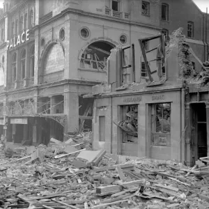 Dommages causés par les bombardements aériens pendant la Seconde Guerre mondiale en août 1943 Dommages dus aux bombes sur la côte sud. Dommages causés par les bombardements aériens pendant la Seconde Guerre mondiale en août 1943 Dommages dus aux bombes sur la côte sud.