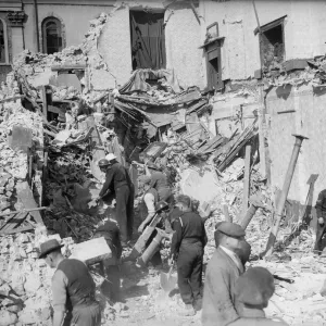 Dégâts d'aviation de la guerre mondiale 2 Dommages causés par les bombes à Cardiff - les gens examinent les débris. Dégâts d'aviation de la guerre mondiale 2 Dommages causés par les bombes à Cardiff - les gens examinent les débris.