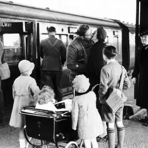 Britischer Soldat des Zweiten Weltkriegs sagt sich von seiner Familie im englischen Bahnhof Goodbye, September 1939