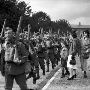 WW2 British Soldiers in England March to France Print (1939) WW2 British Soldiers in England March to France Print (1939)