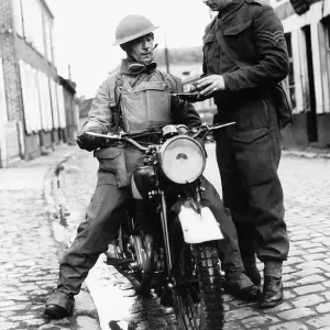 Zweiter Weltkrieg Ein Rittschaffner der Hampshire-Regiment erhält eine Nachricht von den Hauptquartieren