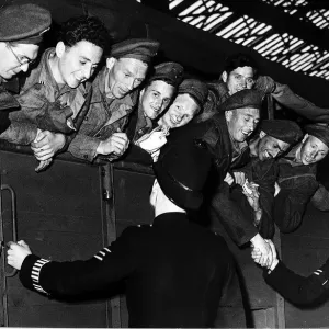 WW2 ll British prisoners homecoming 4 / 45 arriving at Marylebone station being