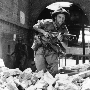 Britische Truppen im Mai 1945 durchsuchen die Ruinen des Eisenbahnbahnhofs in Yamethin