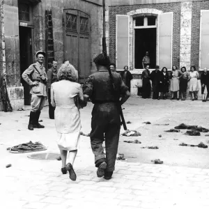 WW2 - Eine Frau-Kollaboratinde wird zum Gerichtsgebäude im Rathaus von Chartres geführt