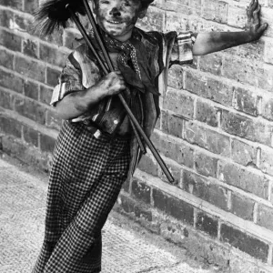 El limpiador de chimeneas de cuatro años Tommy Stafford con traje de fantasía para celebrar el 100.º aniversario.