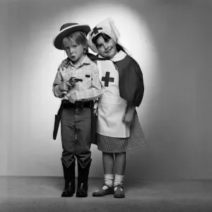 Vierjährige Kinder, Angus Wood und Danielle Colls tragen Cowboy- und Krankenhauskleidung