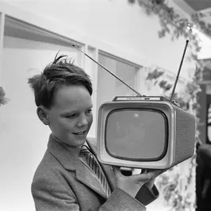 Un joven demostrando el nuevo receptor de televisión portátil Perdio Portorama.
