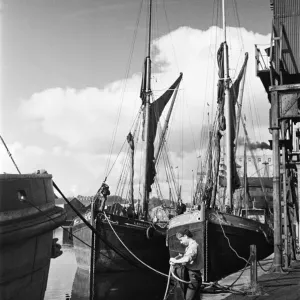 Niño joven en el muelle del puerto de Ipswich, en la desembocadura del río Orwell, Suffolk.