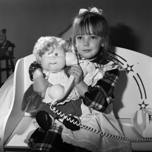 Una bambina gioca con le sue bambole Cabbage Patch. 5 novembre 1987