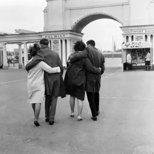 El amor juvenil en sobretijeras... dos de los muchos parejas que encontraron demasiado severos los elementos para.