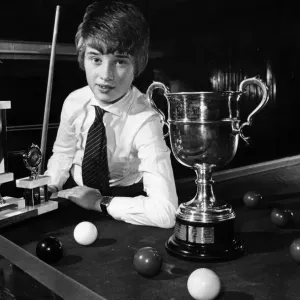 Un giovane Stephen Hendry posa con alcune delle sue coppe poco dopo essere diventato il primo.