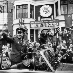 Yuri Gagarin julio 1961 cosmonauta ruso saluda desde un coche frente a la sede de.