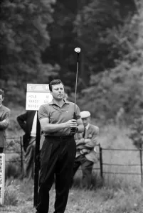 00188 Prints: 1 / 7 / 62 Q5560-27 British golfer Peter Allis keeping his eye on the ball after