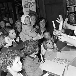 Retail Prints: 1000 ice lollies are given away free by sweet shop owner Mr H C Downey