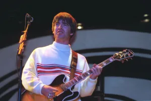 11 - NOEL GALLAGHER - OASIS GUITARIST / SONGWRITER PERFORMING