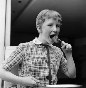 01153 Prints: 12-year-old Helen Dalzell from Halifax wrote to a TV programme with an idea for making