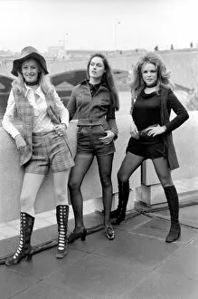Images Dated 7th January 1971: 1970s Fashion: Shorts. January 1971 71-00161-010