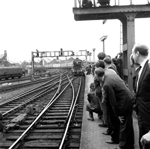 Trainspotters Prints: One the 1st May 1968 the Flying Scotsman thundered into the Central Station