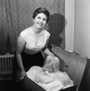01117 Prints: 21-year-old actress Anne Reid at home in Kensington packing her bags before leaving for