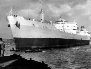 The 25, 00-ton tanker ship Janus swings slowly down the River Tyne to Enter Palmers Dock