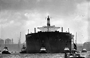 00056 Prints: 250, 000 ton tanker. The S. S. iEsso NorthumbriaI a 250, 000 ton tanker built on the Tyne
