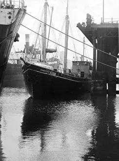 00093 Prints: The 290 tons gross German three masted auxiliary schooner ship Anne Marie loading coal