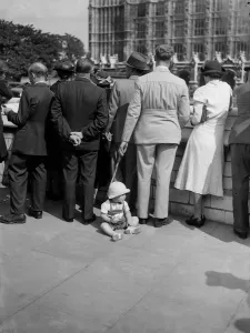 00109 Prints: 29th August 1939: The crowd waving to Ministers arriving at the Houses of Parliament to