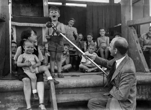 3 yr old makes his bow and takes the prize. Richard Hollows aged 3 competed in a