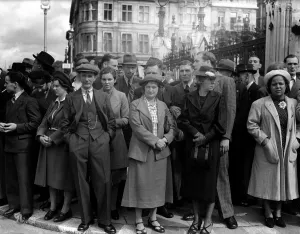 00108 Prints: 3rd September 1939, Large crowds gathered outside the Houses of Parliament as the zero