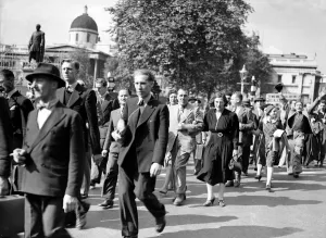 00108 Prints: 3rd September 1939, Large crowds seen here in Trafalgar Square making their way to