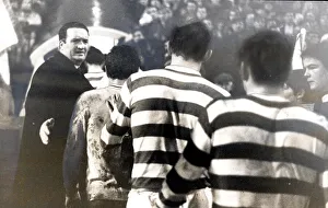 00565 Prints: 48294... celtic v benfica jock stein waits to greet his parkhead heroes leaving the pitch