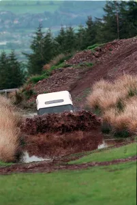 4X4 OFF ROAD INSTRUCTION FOR ROAD RECORD LAND ROVER DEFENDER WADING THROUGH RIVER