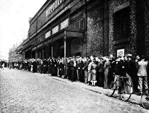 00863 Collection: Before 5. 30am, a queue of applicants for 30 jobs at Queens Park Hippodrome
