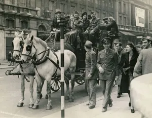 00190 Prints: ABWW2 42 Allied service men seeing London in grand style by stage coach The Bell