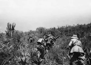 01023 Prints: Abyssinian War October 1935 Italian infantry with machine guns follow in the wake