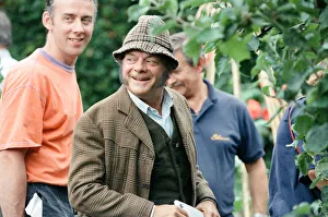 01055 Prints: Actor David Jason pictured during the filming of The Darling Buds of May
