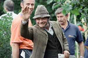 01055 Prints: Actor David Jason pictured during the filming of The Darling Buds of May