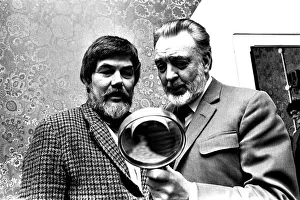 00473 Prints: Actor Donald Sinden was presented with an enormous magnifiying glass by namesake David