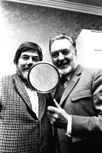 00473 Prints: Actor Donald Sinden was presented with an enormous magnifiying glass by namesake David