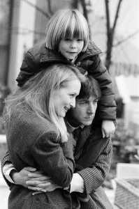 01157 Prints: Actor Dustin Hoffman with actress Meryl Streep and young Justin Henry who all star
