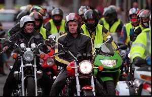 Actor Ewan McGregor August 1998 leading the pack with Gary Jacobs close behind heading