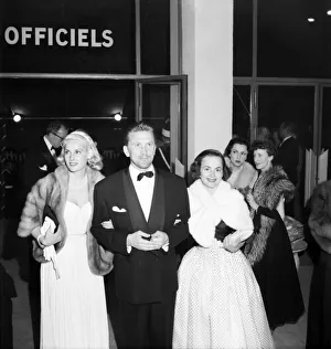 Cannes Prints: Actor Kirk Douglas with, Olivia de Havilland and Roxanne. D3118-027